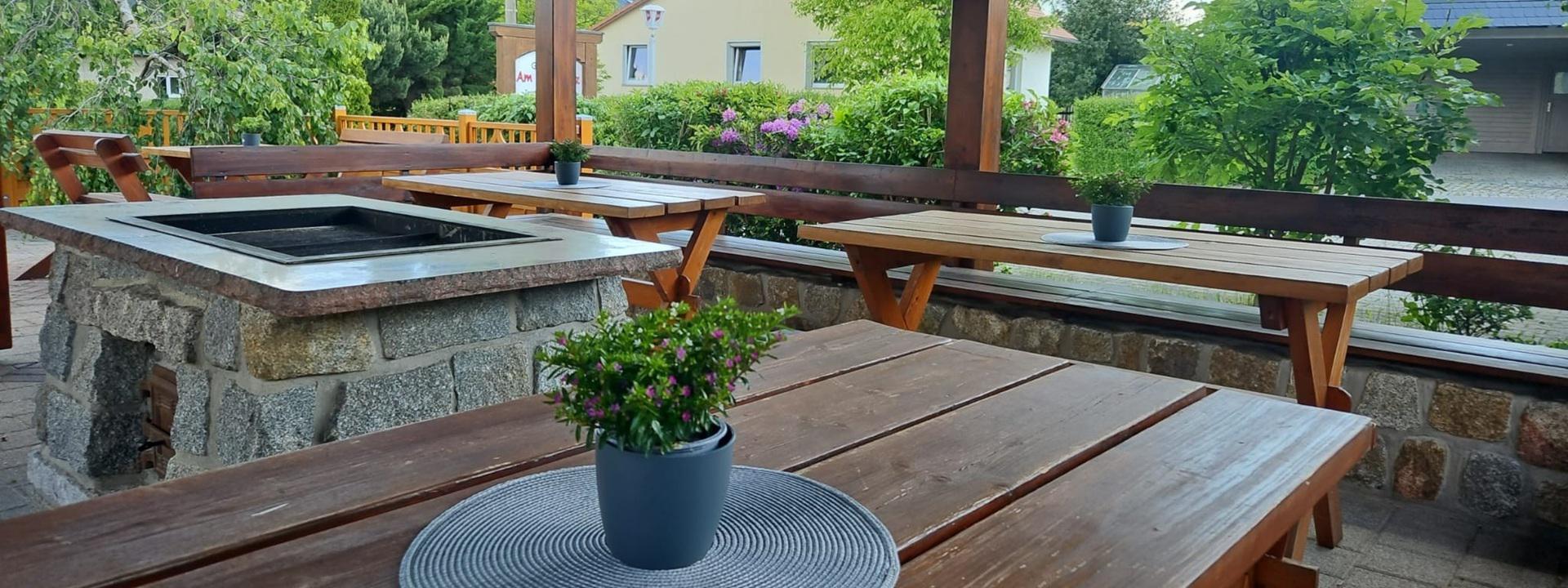 Gemütlicher, überdachter Biergarten des Gasthaus am Sportplatz