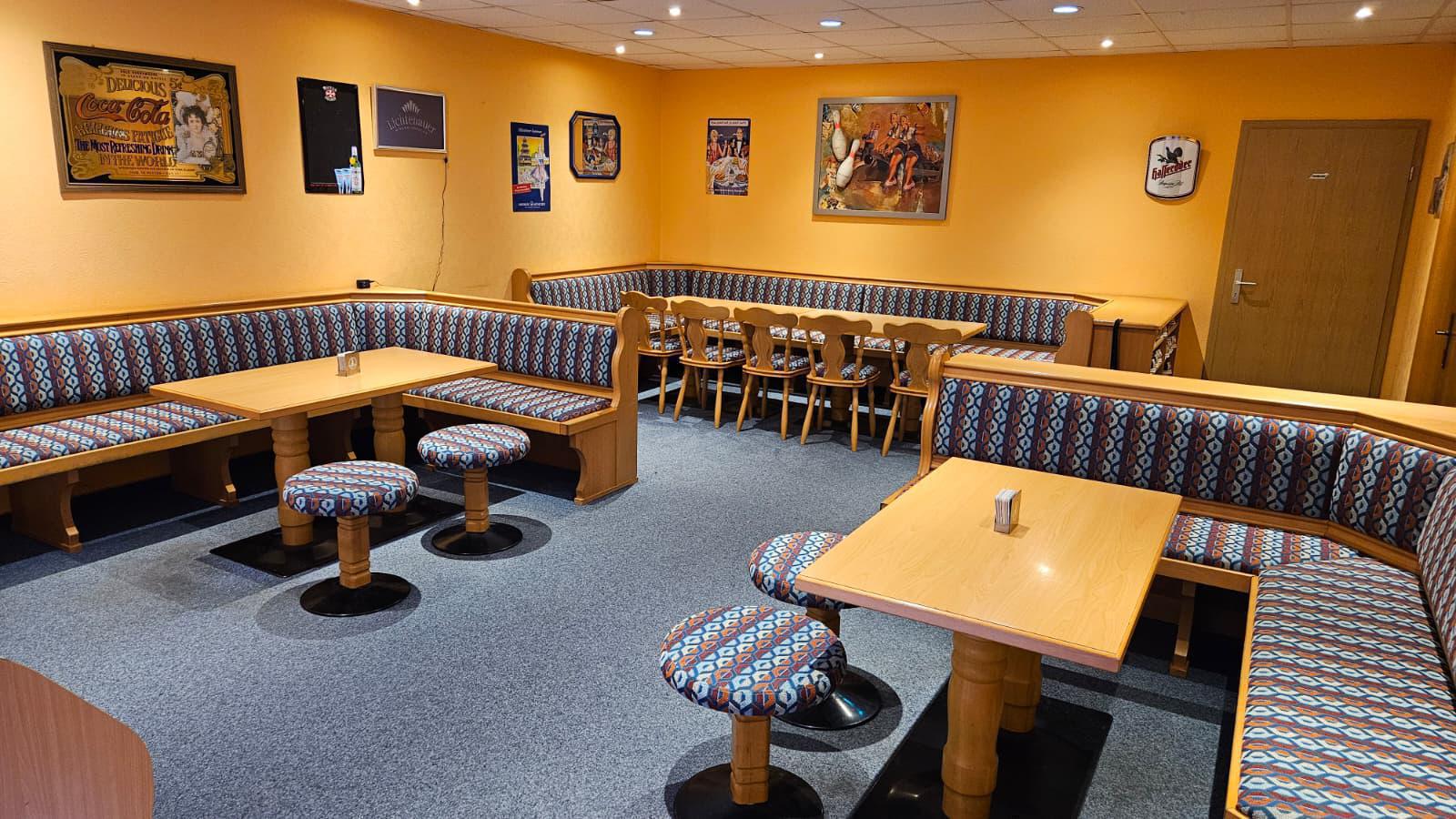 Sitzbereich der Bowlingbahn